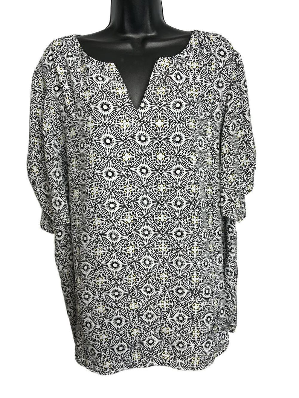 Roz & Ali Women's 3X Navy and White Patterned Short Sleeve Blouse with V-Neck